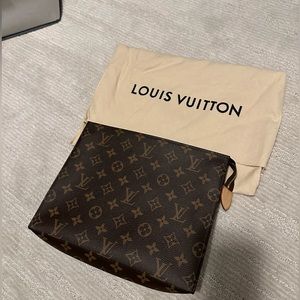 LV AUTHENTIC TOILETRY POUCH 26